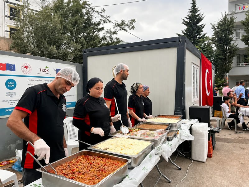 Ada Yemekçilik ekibi sıcak yemek servisi yaparken