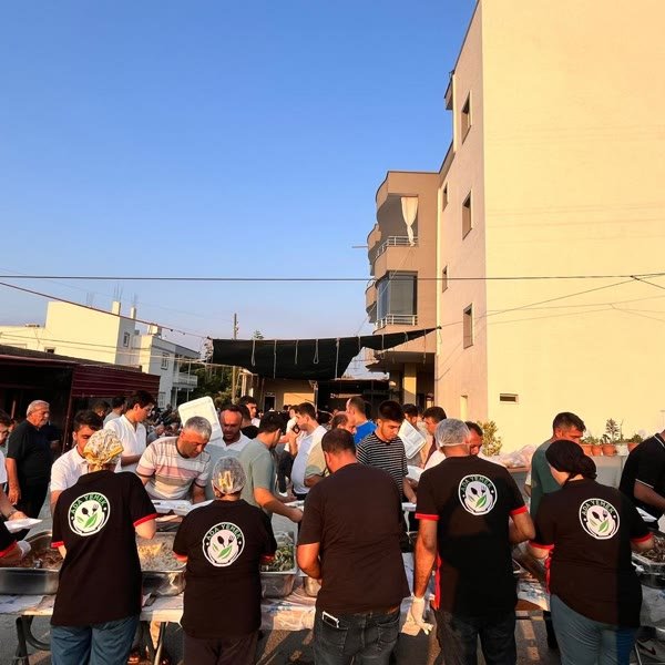 Bina önünde toplu yemek servis noktası