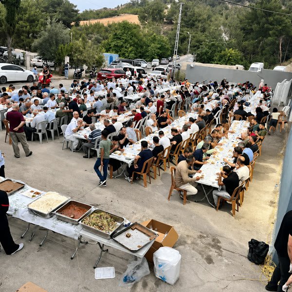 Açık hava davet organizasyonunda yemek servisi
