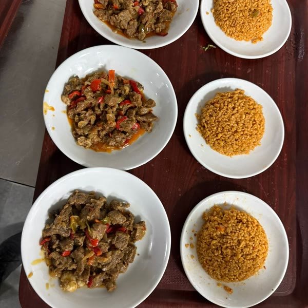 Et yemeği ve bulgur pilavı günlük menü tabakları