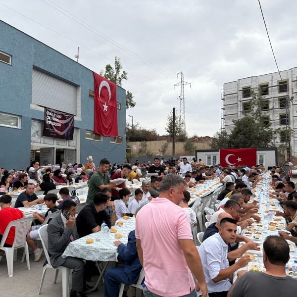 Fabrika önünde büyük ölçekli organizasyon