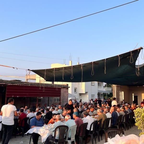 Gölgelikli alanda kalabalık davet servisi