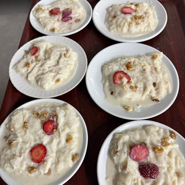 Porsiyon tabaklarda güllaç servisi