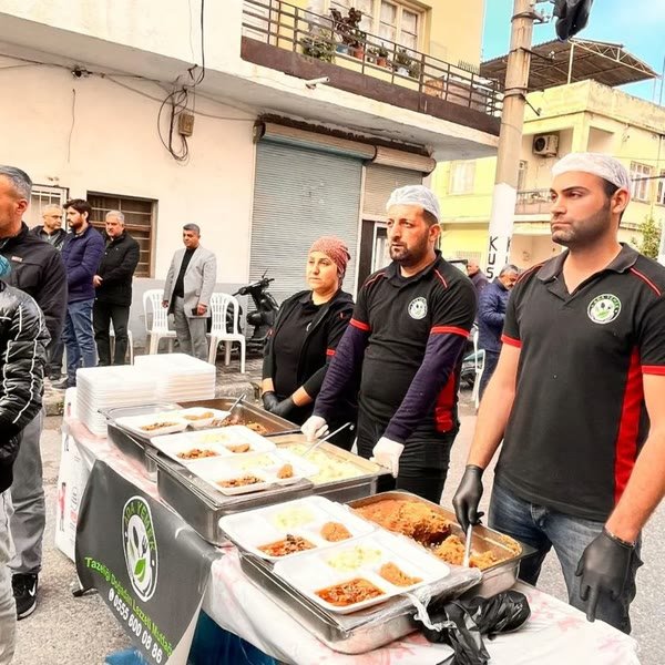 Açık hava ikram noktasında benmari hattıyla sıcak yemek servisi