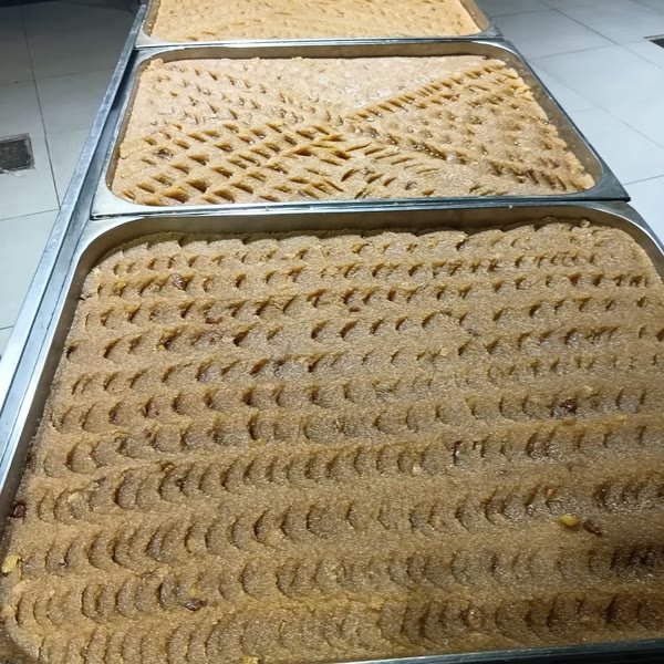 Tepsilerde fırın tatlısı hazırlığı