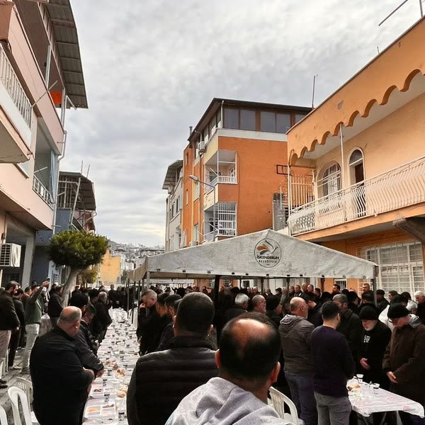 Sokakta yüzlerce kişilik açık hava iftar organizasyonu
