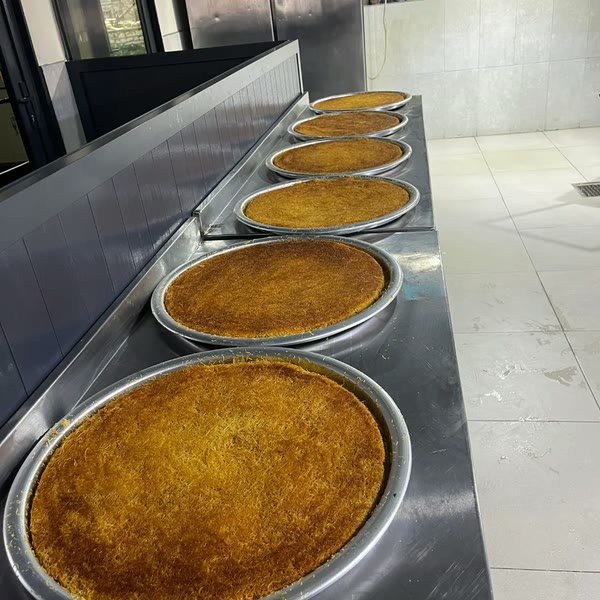 Tepsilerde tatlı servisi hazırlığı