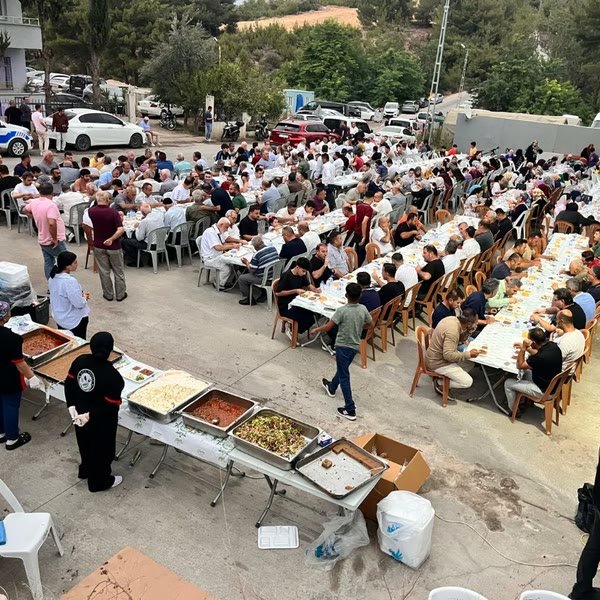 Büyük ölçekli açık hava iftar organizasyonu