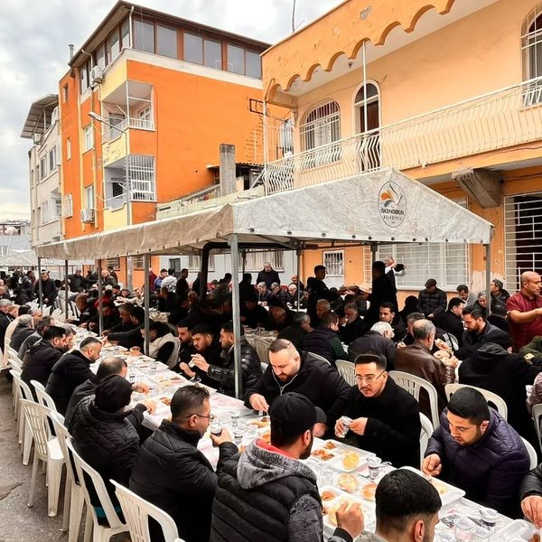 Uzun sofralarda toplu iftar servisi