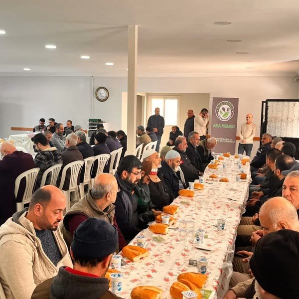 Salonda düzenlenen toplu yemek organizasyonu