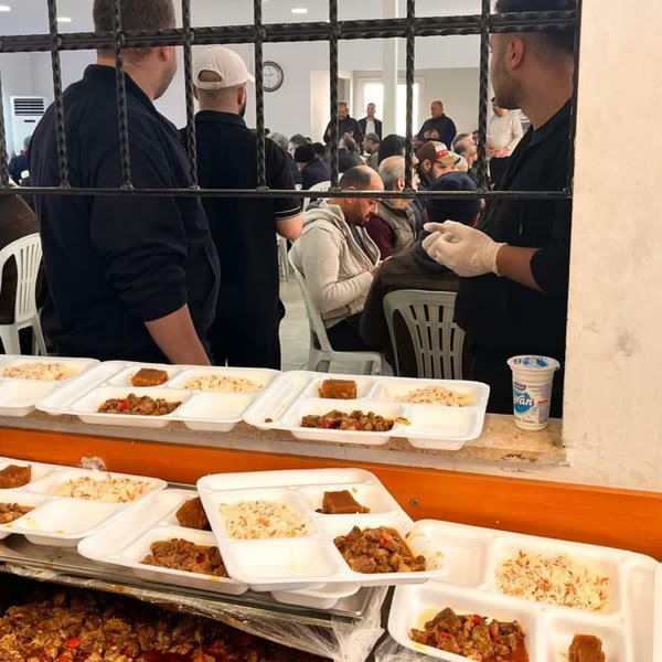 Etkinlik alanında yemek dağıtım ve servis noktası