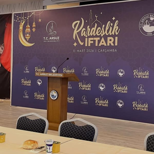 Kardeşlik iftarı etkinliğinde sahne ve servis düzeni