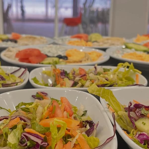 Mevsim yeşillikleriyle salata tabakları