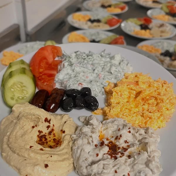 Humus, haydari ve zeytinyağlı meze tabakları
