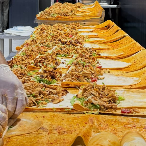 Lavaşta hazırlanan dürüm ikramı