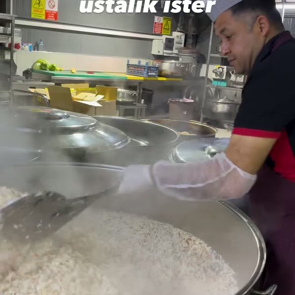 Endüstriyel kazan hattında yemek üretimi (video)