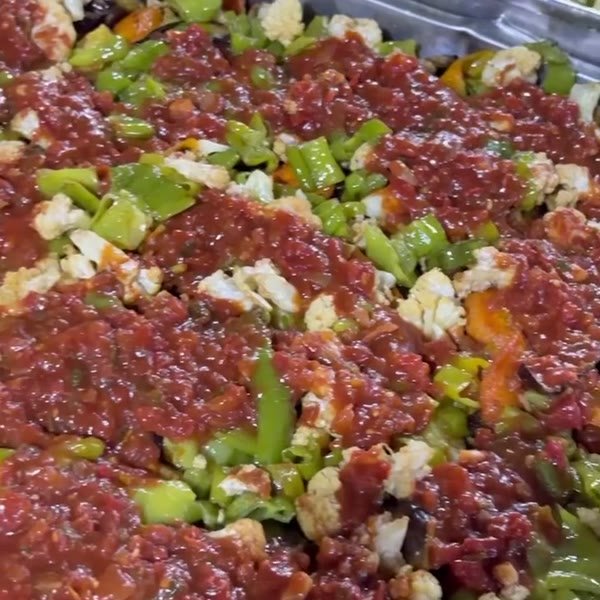 Büyük tepside kısır hazırlığı (video)