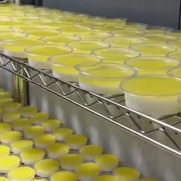 Raflarda porsiyon tatlı dizimi (video)