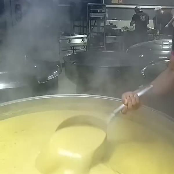 Kazan başında yemek üretimi (video)