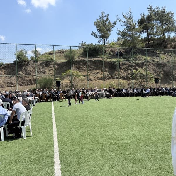Sahneli açık hava organizasyonunda sofra düzeni