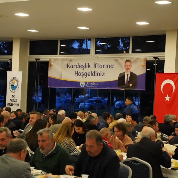 Salon etkinliğinde toplu yemek ikramı