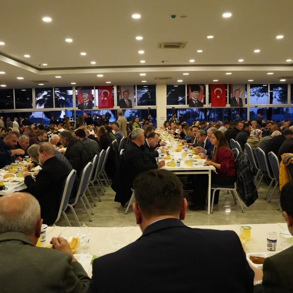 Salon organizasyonunda uzun masa yemek servisi