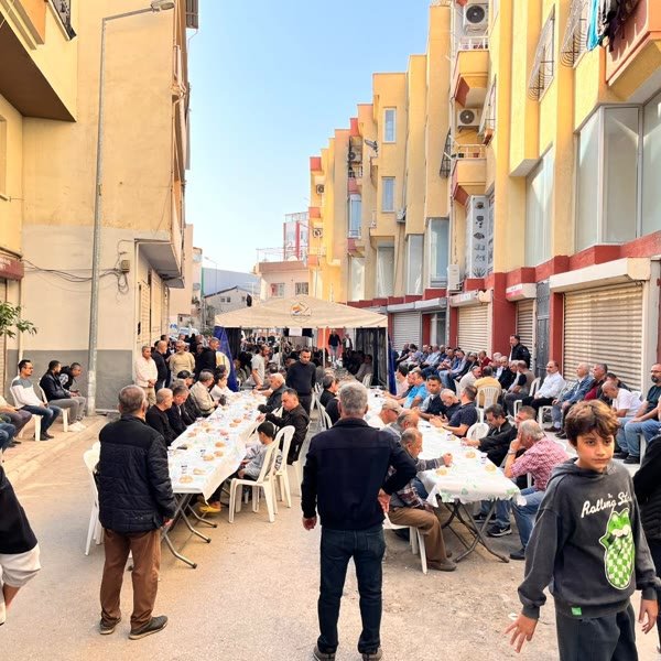Mahalle iftarında uzun sofra kurulumu