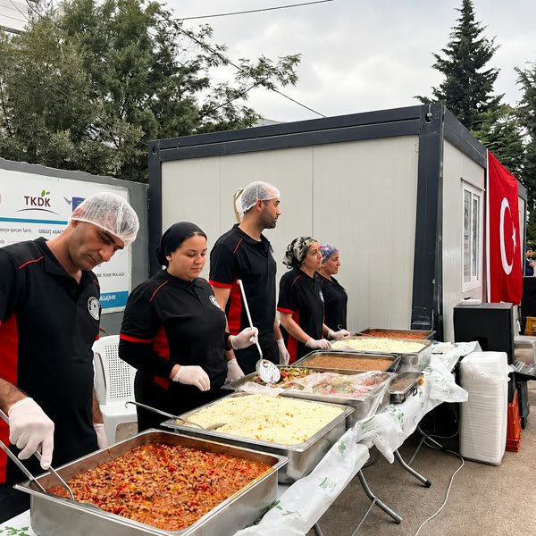 Sıcak tabldot yemek dağıtımı yapan ekibimiz