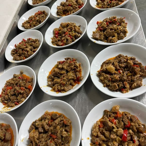 Porsiyon kaselerde tas kebabı servisi