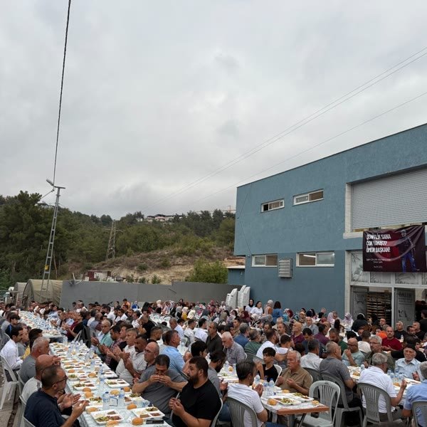 Tesis önünde kalabalık organizasyon