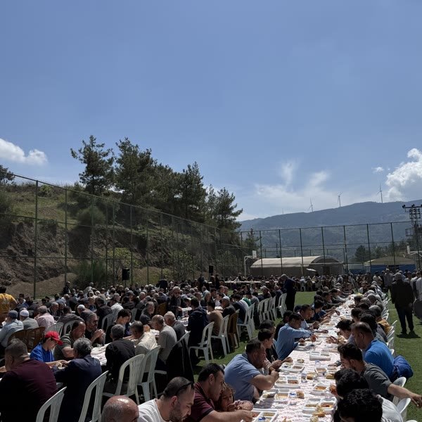 Açık havada uzun masa davet kurulumu