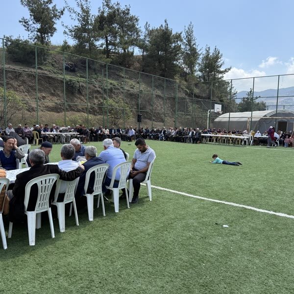 Kalabalık davette masa düzeni ve servis